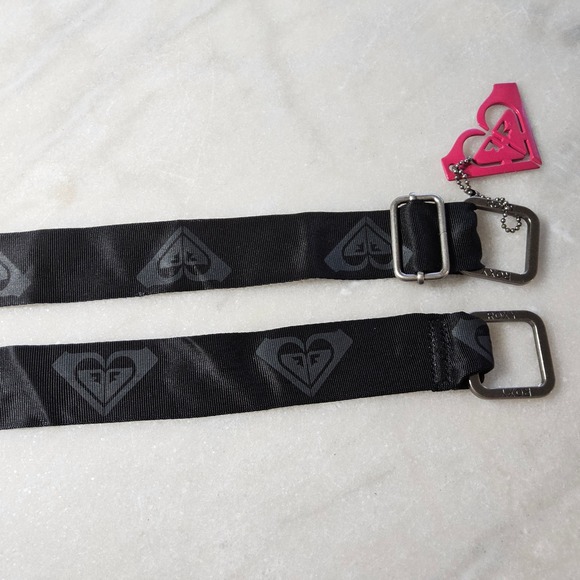 Roxy Adjustable Black Web Belt Silver Buckle Heart Charm Women's - Picture 1 of 10